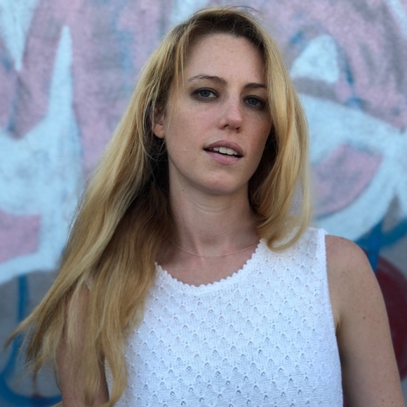 Hi, I'm Allison and I love vintage shtuff - Picture 2 of 5